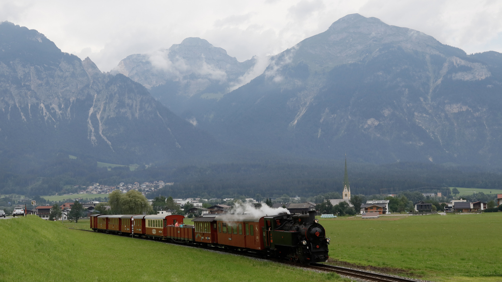 Locomotiva a vapore ZB Uh e treno storico a Strass im Zillertal