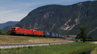 Convoglio completo LKW Walter, di MIR ma effettuato con macchine in service da DB Cargo, le Vectron E193 323 e 341, in discesa lungo la linea del Brennero in località Ora.