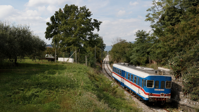 A meno di 30 chilometri dalla destinazione finale di Piedimonte Matese, la ALn668 306 transita tra le campagne di Alvignano