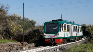Inquadratura per la ADe22 a Piano Tavola, con ancora in sede la rotaia per la gestione del passaggio a livello, anticamente comandato a filo.