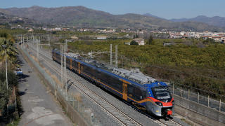 POP Treno 6 in transito al cavalcavia di Fumefreddo di Sicilia con un Regionale Veloce per Siracusa