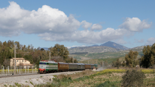 Variopinta composizione per il treno storico da Palermo Centrale ad Agrigento Centrale, in testa la E646 028 e in coda a garantire la reversibilità la D445 1006, siamo in un tratto di linea serpeggiante poco prima della stazione di Comitini.