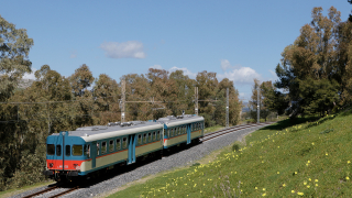 Poco dopo lo sbocco dalla galleria, la coppia di ALn668 1220 e 1224 si dirige verso Agrigento Bassa, dove effettuerà l'inversione di marcia verso Agrigento Centrale.
