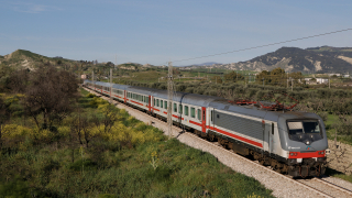 Intercity 700 da Taranto a Roma Termini, in transito poco a sud di Pisticci, con in coda la E464 157