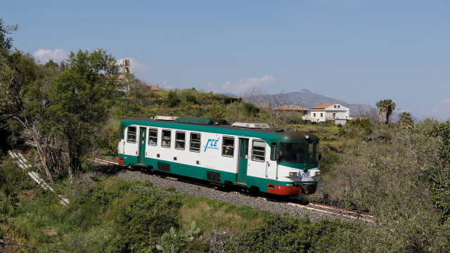 Una Revamping per il treno del pomeriggio da Randazzo a Riposto, si tratta della ADe18, mentre transita poco dopo la fermata di Santa Venera 