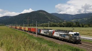 Coppia di Vectron 383 064 e 065, della compagnia di trasporti della republica ceca EP Cargo, in transito poco prima della stazione di Micheldorf.