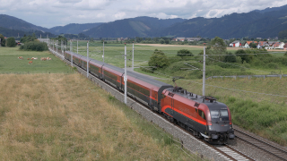 Railjet diretto a Villach, affidato alla OBB 1116 250, in veloce transito poco prima di Knittelfeld.