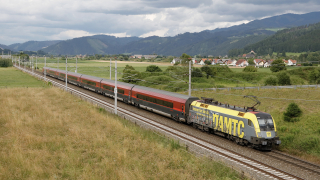 Bella livrea pubblicitaria per la OBB 1116 153, in coda a un Railjet diretto a Vienna.