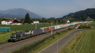 Merci Ekol diretto in Italia, affidato allla trazione della 193 202 e 890, entrambe alla compagnia ferroviaria Ecco.