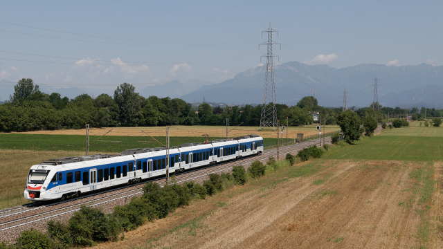 Il servizio regionale sulla ferrovia Pontebbana, oltre alle composizioni a materiale ordinario, prevede il servizio dei gradevoli ETR 563 CAF, nella foto l