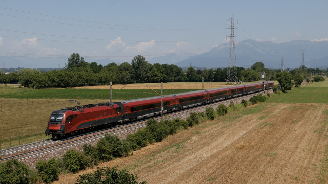 La Taurus OBB 1216 016 sarà in spinta in coda al Railjet da Venezia Santa Lucia a Vienna per tutta la durata del servizio, qui ripresa pochi chilometri a nord di Udine in località Reana del Rojale.