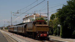 Il programma estivo dei treni storici in Friuli è stato molto intenso, con treni praticamente ogni fine settimana. Non fa eccezione domenica 9 Luglio, con un servizio con termine corsa a Palmanova, nella quale è ripreso in sosta il materiale, con in testa la meravigliosa E626 294.