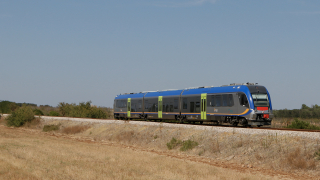 Tra Oria e Manduria, l ATR 220 treno 28 transita in direzione Lecce.