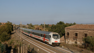 Intercity 721 da Roma Termini a Siracusa, in transito a Carruba, lato pilota, con in coda la E464 261.