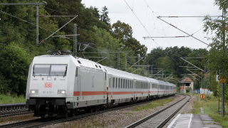 La meravigliosamente bianca DB 101 013 in transito sotto un acquazzone ad Assling, titolare dell'Intercity 2083 da Hannover
Hbf a Berchtesgaden.
