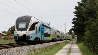 Servizio Westbahn treno 964 affidato al Kiss 019, in transito poco dopo Ubersee.