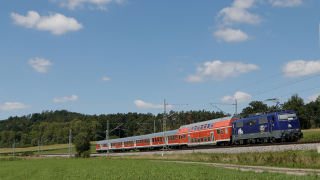 Una parte dei regionali sulla RB 80 sono affidati ad operatori di trasporto pubblico privato, a causa del D-Ticket e della grande richiesta di treno aggiuntivi, quel giorno in servizio sulla RB 80 anche la meravigliosa EX DB ora Rail Bavaria Logistic 111 107.