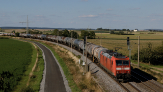 Incrocio con uno dei frequenti servizi ICE per la DB 185 157 in transito con un merci di cisterne per trasporto materiali chimici.