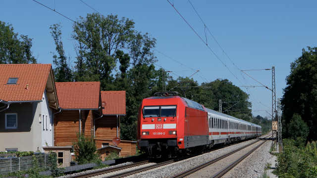 Eurocity 2017 da Munchen HBF a Graz, il cui locomotore titolare è la DB 101 098, in transito poco prima della stazione di Prien am Chimsee.