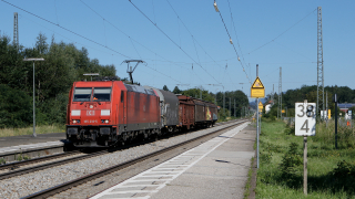 Dopo aver dato probabilmente precedenza a numerosi treni passegeri a lunga percorrenza, è arrivato il turno di questo merci minimale affidato alla DB 189 218, in transito da Übersee.