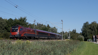 Quasi a distanza di blocco da un altro convoglio Railjet, la OBB 1116 246 transita da Bernau am Chiemsee con un convoglio diretto a Monaco di Baviera.