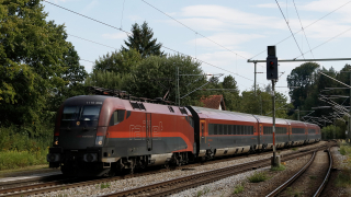 Railjet da Budapesta a Monaco dI Baviera, con titolare la Taurus OBB 1116 208, in transito da Assling.