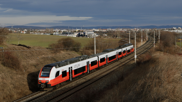 Servizio suburbano da Vienna a Wiener Neustadt per il Cityjet 4746 584, in transito poco prima di Guntramsdorf.