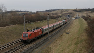 Treno straordinario D 527 da Linz a Wien HBF effettuato in doppia simmetrica di 1016, in coda l