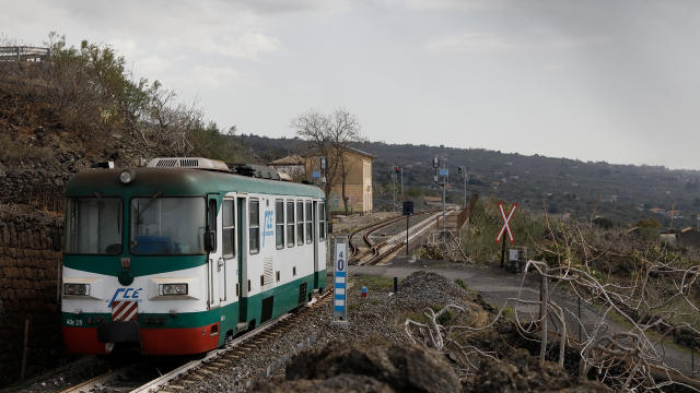 La brevissima sosta della ADe18, poco prima di superare la stazione di Passo Zingaro, al km 40 della Ferrovia Circumetnea