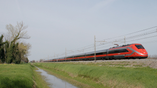 ETR 500 treno 43 in transito poco prima di Rubiera con un invio materiale vuoto.