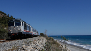 Intercity 559 da Taranto a Reggio Calabria Centrale, in transito tra Bova Marina e Palizzi affidato alla D445 1104.
