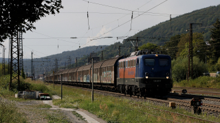 La anziana 139 287, di BayerBahn, in transito veloce a Gemunden am Main con un lungo convoglio di carri H.