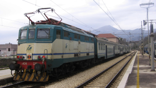 La E424 334 in sosta in stazione a Fossato di Vico - Gubbio.