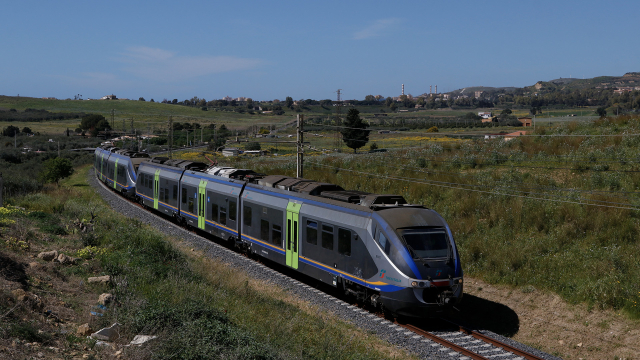 Transito sul curvone poco prima del passaggio a livello di Villaseta per la coppia di Minuetto Elettrico 082 e 002, impegnati con la seconda corsa domenicale per i servizi per il Mandorlo in Fiore.