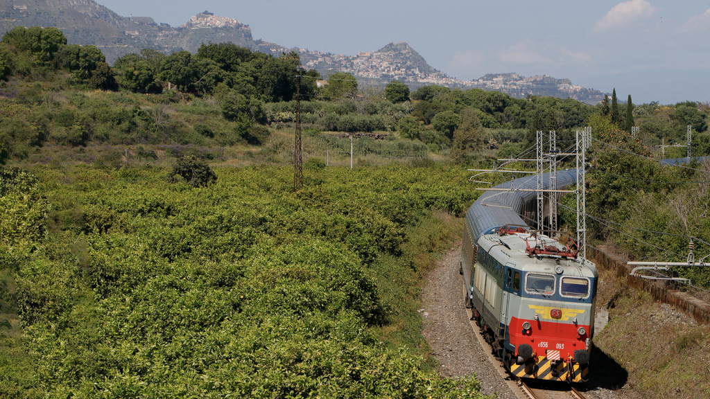E656 093 in coda al Dolce Vita Orient Express