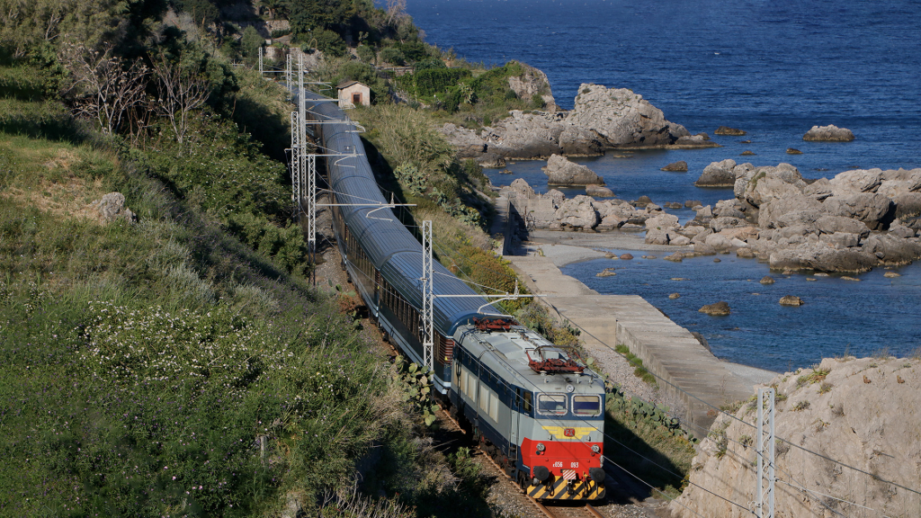 E656 093 in coda a Fondaco Parrino al Dolce Vita Orient Express