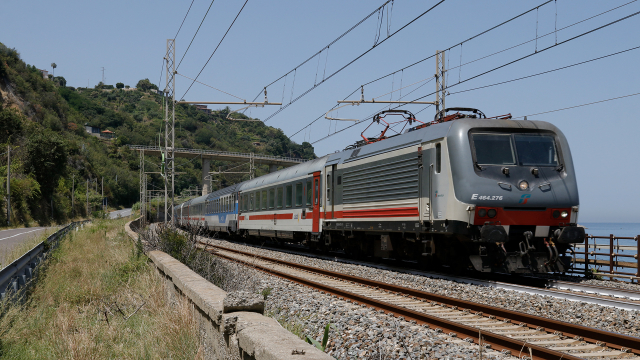 Il primo intercity della giornata dalla Sicilia a Roma Termini, in transito da Scilla con in testa la E464 276 e in coda l