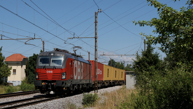 Un guasto a un Desiro nella stazione di Planina provoca un lungo blocco del traffico, uno dei primi transiti successivi allo sblocco della linea è della Vectron OBB 1293 116 con un treno di containers.