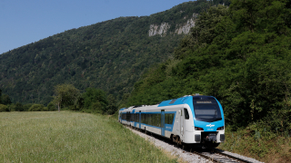 Regionale verso Nova Gorica affidato al Flirt SZ 610 treno 22, poco prima di Most na Soci.