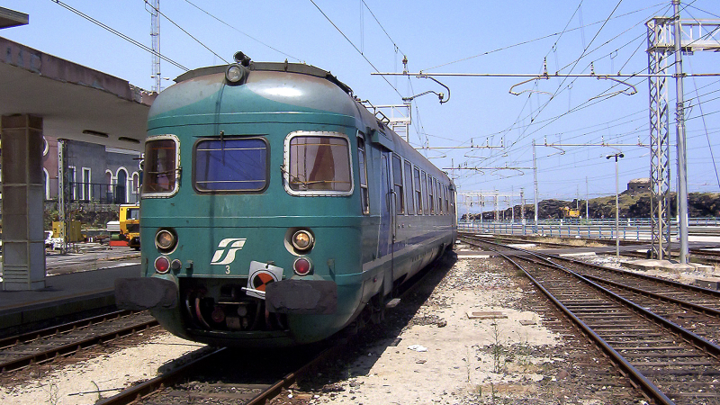 ALe841 treno 3 ingresso a Catania Centrale