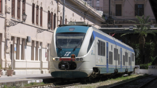 Minuetto Elettrico 037 in sosta ad Agrigento Centrale