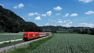 ÖBB 2016 017 con EuroCity a Perach vista dal drone