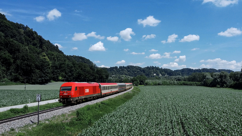 ÖBB 2016 017 con EuroCity a Perach vista dal drone