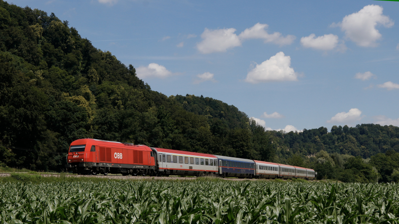 ÖBB 2016 017 con EuroCity Vienna-Monaco a Perach