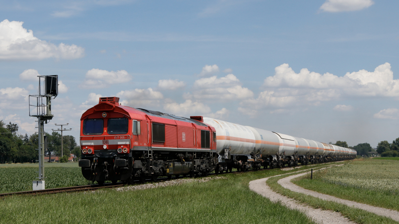 DB Cargo Class 77 005 con treno cisterna ad Altötting