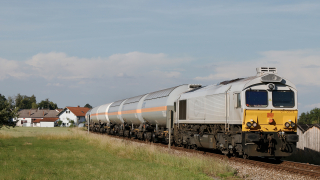 DB Cargo 077 004 in spinta su treno di propilene verso Burghausen