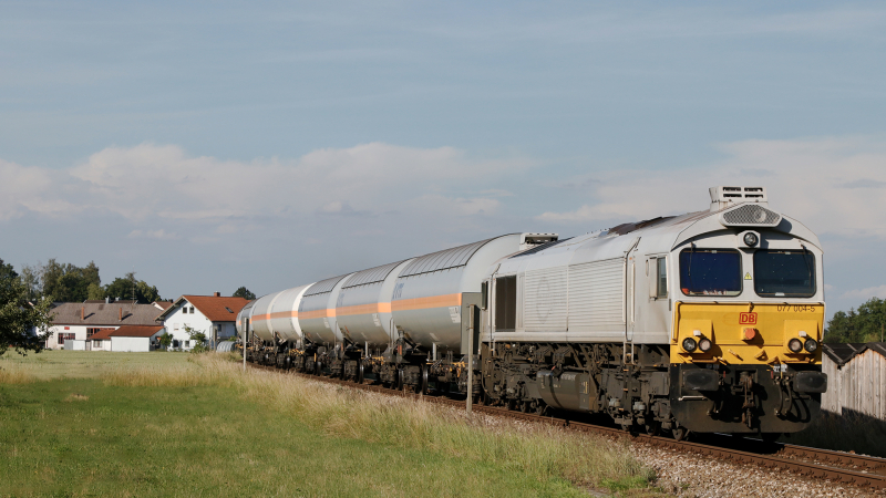DB Cargo 077 004 in spinta su treno di propilene verso Burghausen