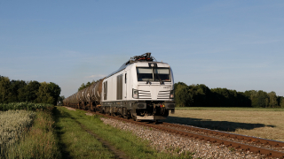 Vectron Dual Mode 248 075 con treno cisterna a Tüßling