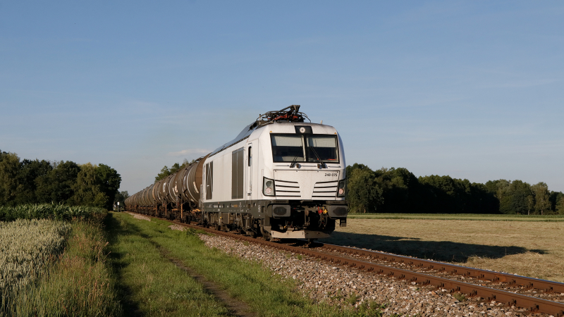 Vectron Dual Mode 248 075 con treno cisterna a Tüßling