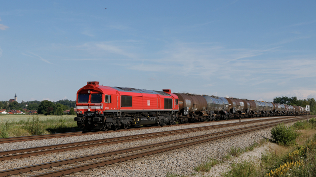 DB Cargo Class 77 005 con treno merci a Tüßling